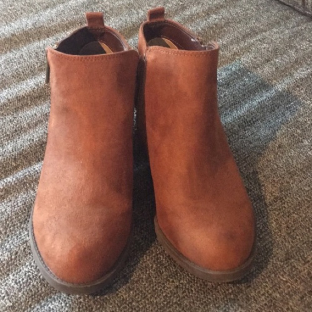 Carlos Santana womens 7.5 brown ankle boots